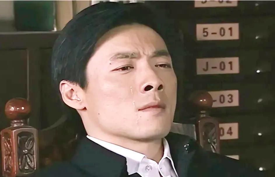 《潜伏》里最努力最能干，最后一事无成的人？
1.李涯上任初期，使出了一曲连环计，