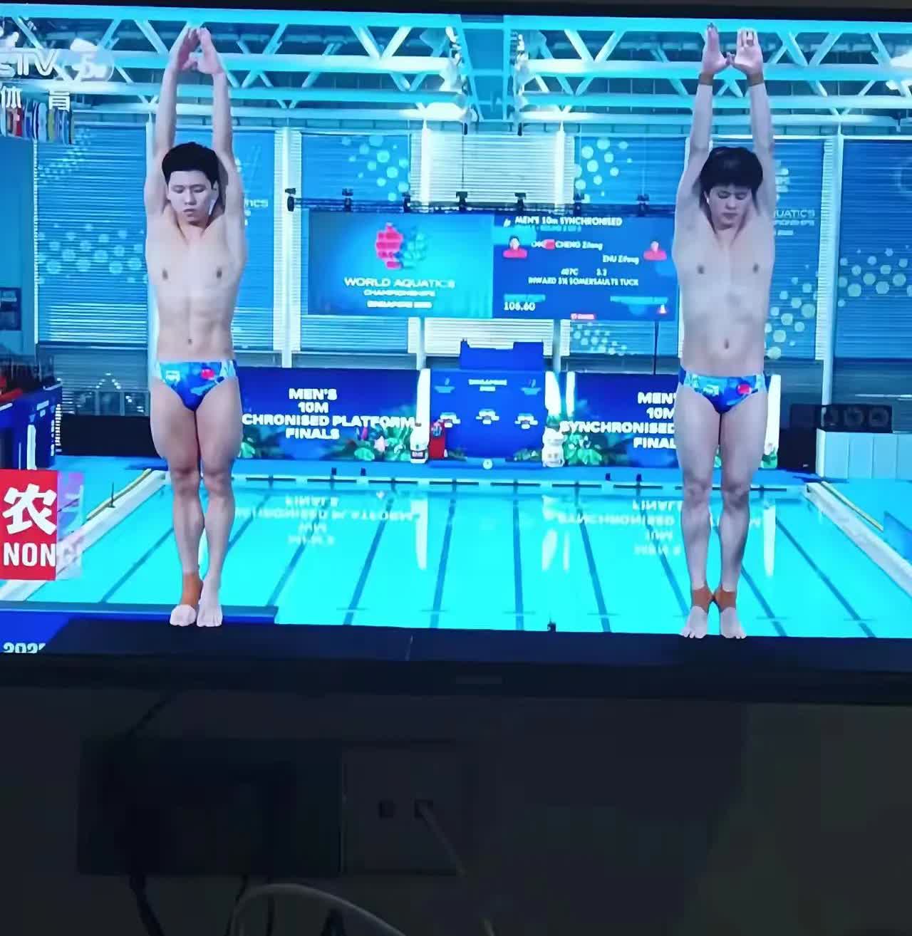 中国跳水离奇失误
今天中国跳水队程子龙/朱子锋双人组合，朱子锋第四跳出现重大失