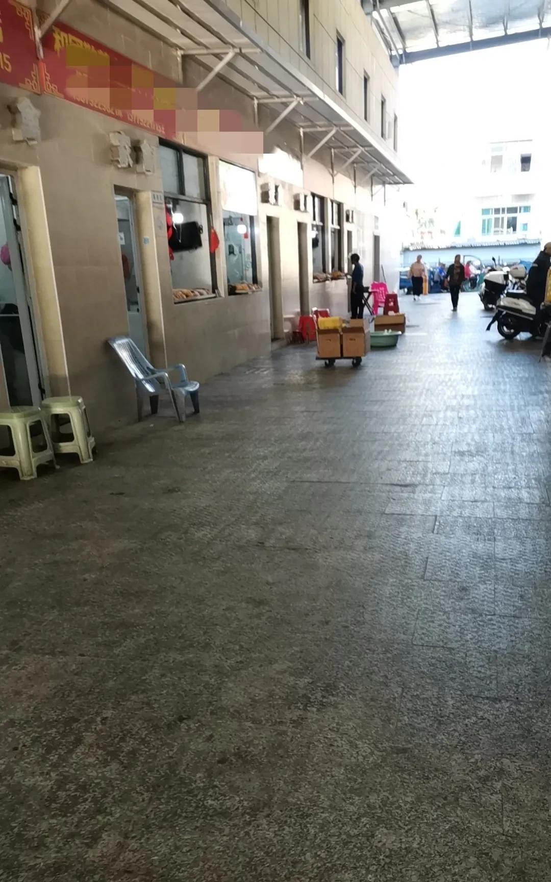如今的资本家一点情理也不讲
小舅在一家屠宰场上班，在厂里，他算是老员工，干了二十