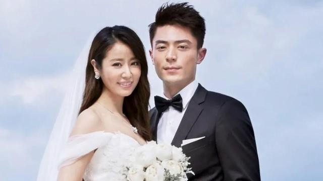 霍建华夫妻带女儿逛街，8岁海豚长高不少，林心如拎24万包很富态