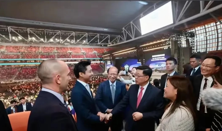 香港名媛朱玲玲以特邀嘉宾身份出席启德体育场开幕典礼，与林丹、叶倩文等文体界名人同