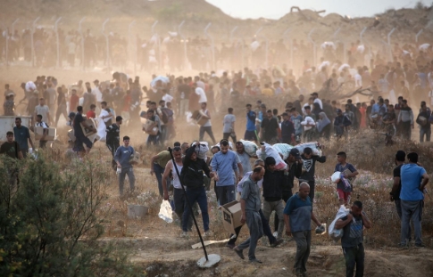 快讯！以色列突袭世卫组织仓库，妇女和儿童被以色列军队强迫撤离场所，而男子则“被戴