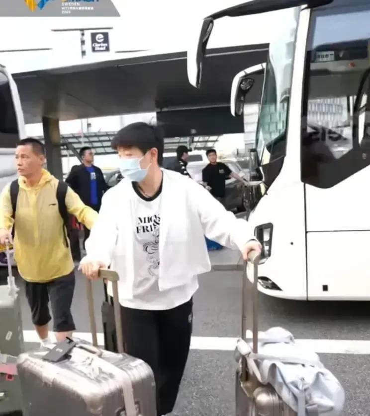 国乒团队已经顺利抵达瑞典，以下是抵达后的花絮图片。
经过10多个小时的飞行，落地