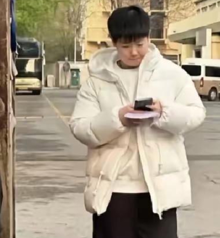莎莎今天已经上训！
大家可以放心了。
乖萌萌从体育总局出来，
手里拿着手机和一个
