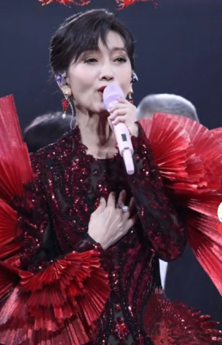 赵雅芝的生日会太惊艳了！11月15日她72岁生日，晒出的九宫格美照里，她身穿红裙