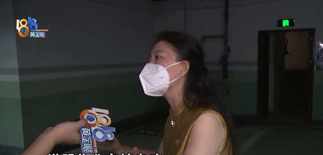 浙江杭州，一女子多次占用他人车位，物业接到举报后就将女子的车给挪到了她自己的车位