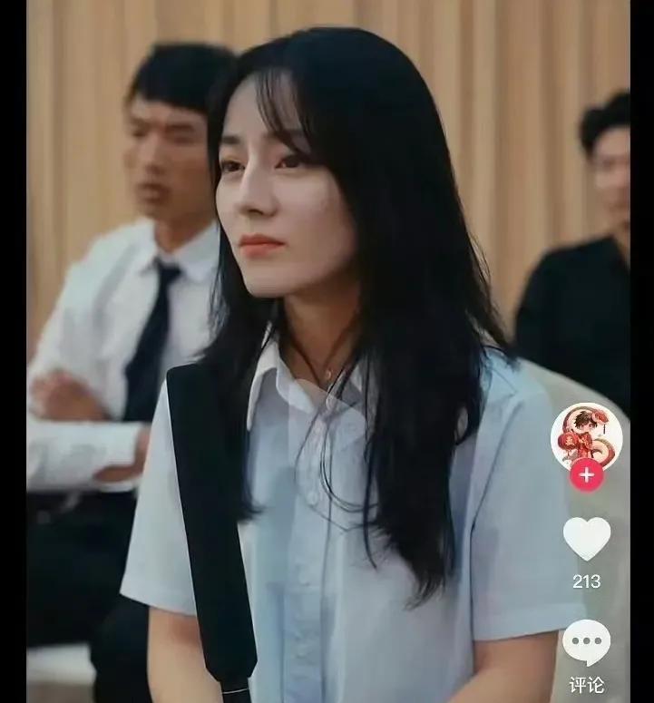 迪丽热巴可以出来告了，
短剧直接把人脸成她的了，原视频有掉帧，可以证明演员不长这