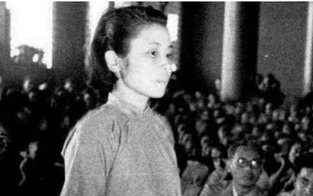 1946年，陈公博的情妇站在公开审判席上，竟这股淡定从容。她不仅长得美艳，人也下
