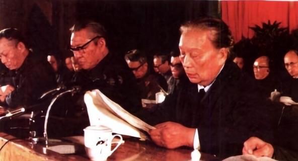 1979年12月，广东省五届人大二次会议在广州召开，时年73岁的李坚真（右一）在