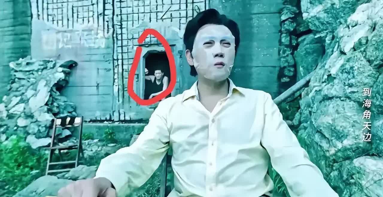 扫毒风暴里面卢少骅或者说导演还是犯了几个致命错误。第一，既然已经假死了，就不应该
