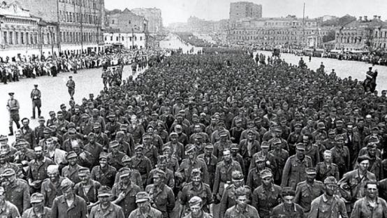 1944年，57000名德国战俘在莫斯科街头被迫游行，为了避免发生意外，苏军决定