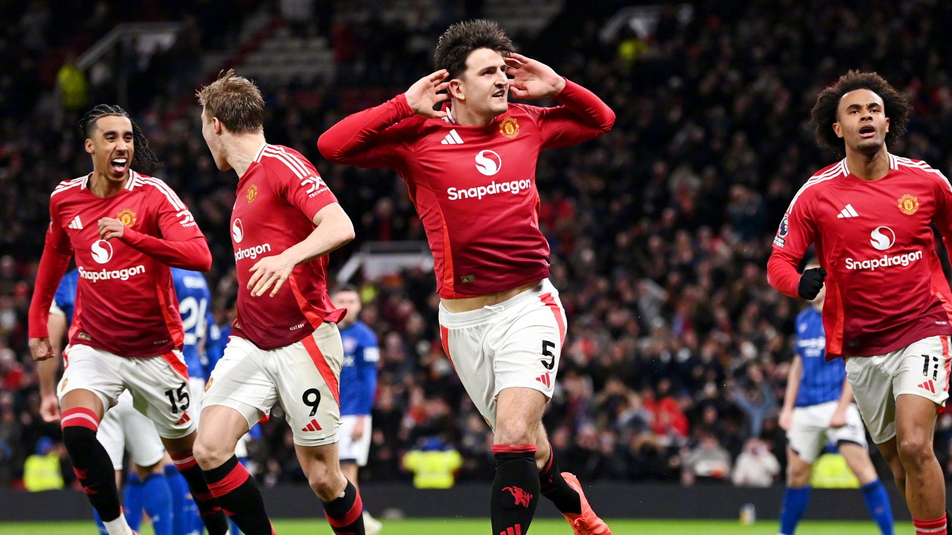 有至少5家俱乐部针对马奎尔的转会与曼联进行接洽，遭到了曼联的拒绝。
曼联已经向他