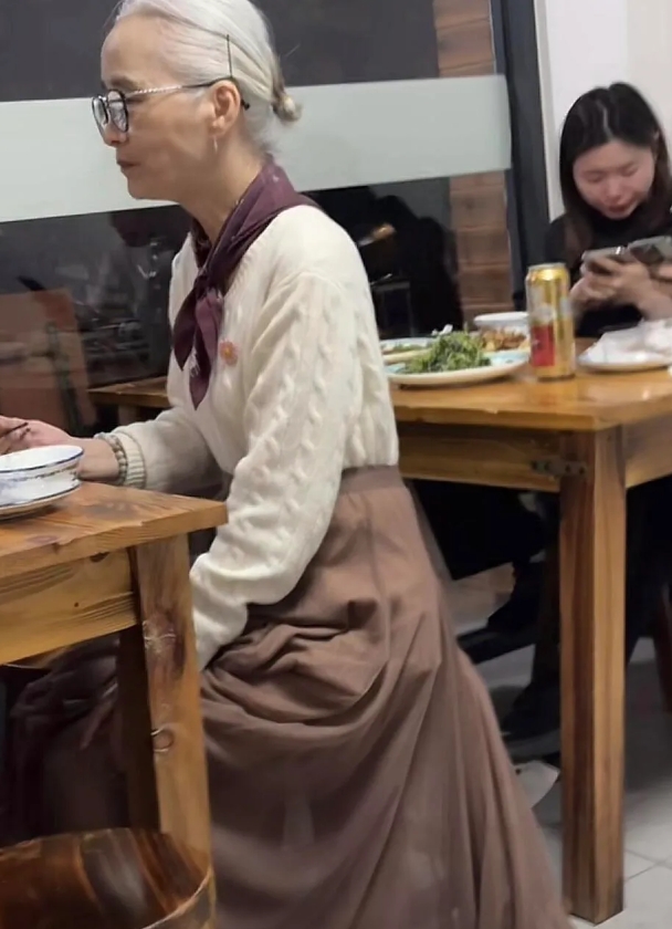 女生如果老了都这样
那该多好