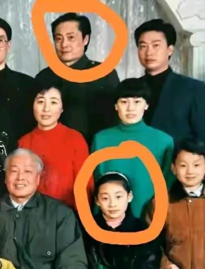 宗馥莉小时候真好看。宗庆后再不爱原配又如何？他即使不爱老婆，也做不到不爱原配生的