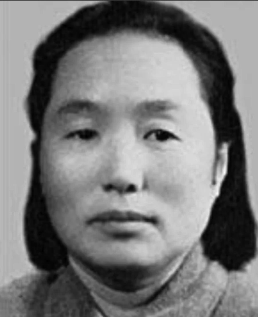 1937年，地主王学文在家门口瞧见一个 20 来岁的女兵躺在地上，赶紧把她扛回了