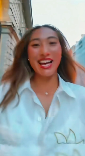 没想到，郑钦文还会唱歌，看得出来，她真的很开心，毕竟挺进法网16强，已追平她最好