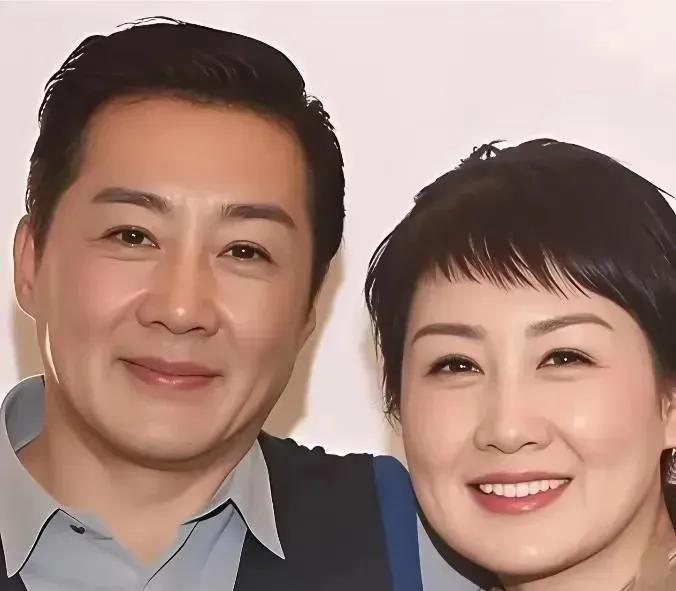 张凯丽的老公长得好帅呀，称得上才貌双全。他叫张建全，原为作家，后转型为地产商，身