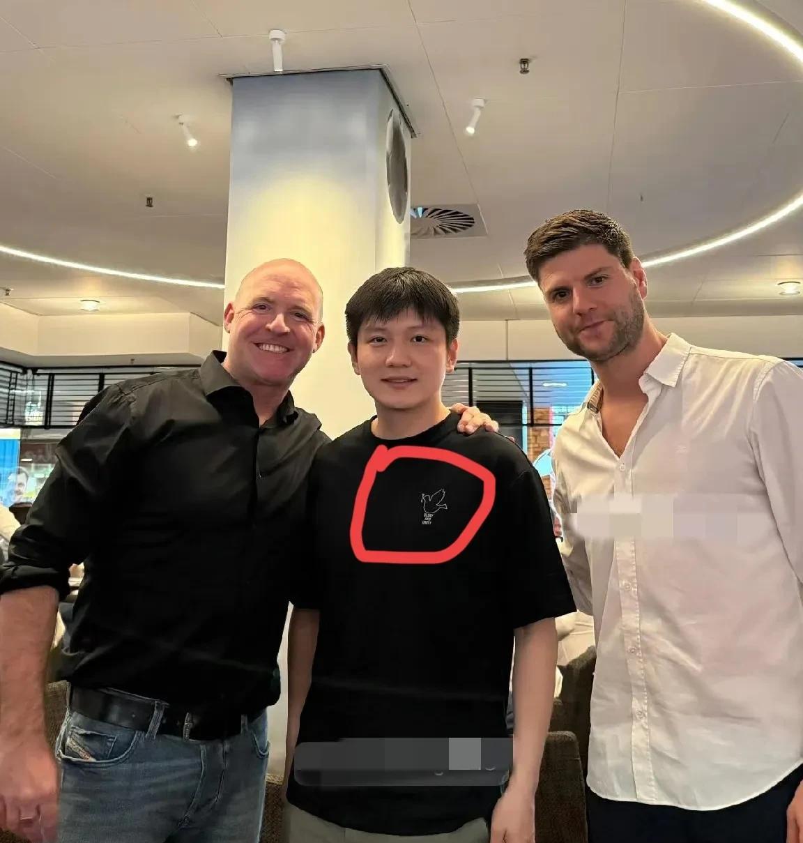 樊振东参加44岁的乒乓球运动员波尔的退役仪式
最开心的人不是樊振东，也不是波尔，