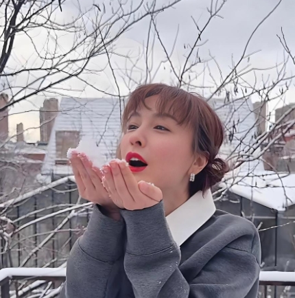 吴昕今天发帖：真幸运，遇到了沈阳的初雪！太美了～不过也真的冷得让人瑟瑟发抖！你们