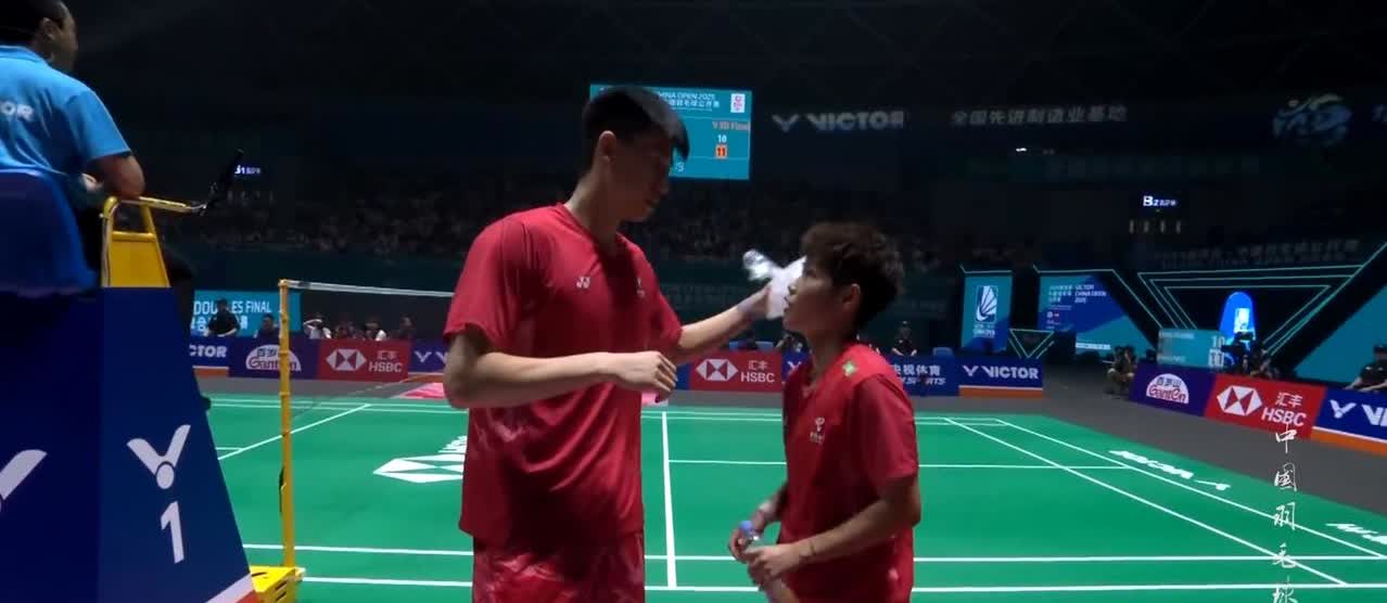 真的被冯彦哲和黄东萍这对姐弟搭档在球场上的举动给暖到了，间歇的时侯冯彦哲拿着自己