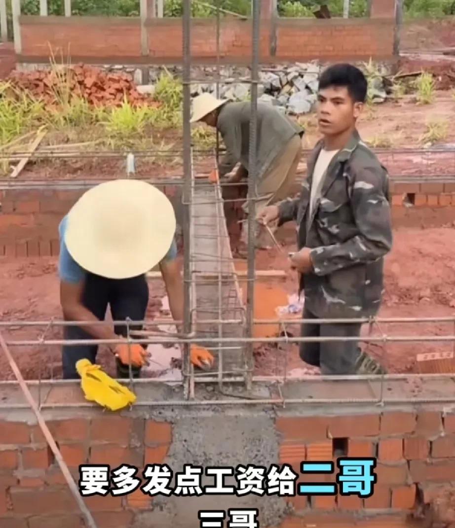 提起二哥三哥的工资，小陈打太极！
小陈昨天直播又提给老挝二哥三哥发工资，可网友一
