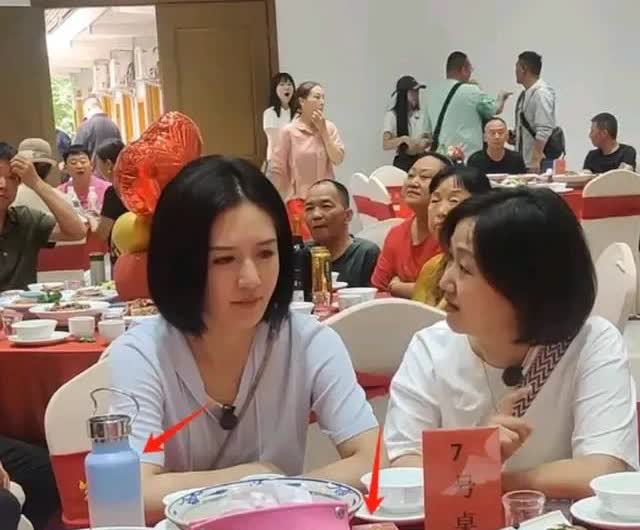 谢娜回四川老家搂席了！
6月16日，有网友晒出了谢娜回四川老家搂席的照片，据悉