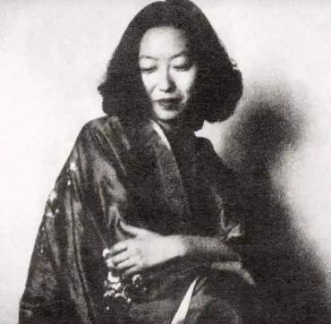 1995年，张爱玲在美国出租屋内去世，尸体一周后才被发现。她躺在床上，房间里充满