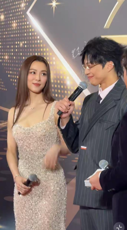 曾志伟儿媳王敏奕堪称真绝色！甜笑时的梨涡格外勾人，丰腴身段更是超有看点。

说实