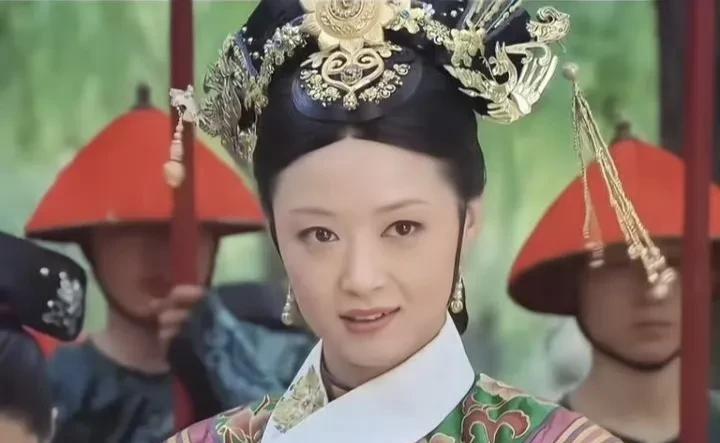 当世人还在遵循“40不惑，50知天命”的人生刻度时，蒋欣却以42岁的“发疯”姿态