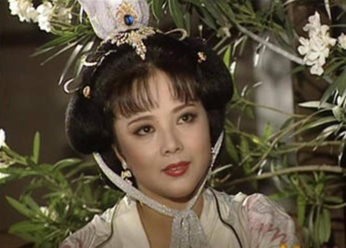 洪武十七年，郭宁妃神色紧张地向朱元璋禀报："两名宫女去御河边洗衣服，捞上来一具死