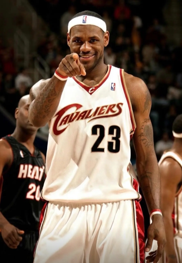 说实话现在湖人防守最好的还是詹姆斯，不知道哪些人黑他防守不好，比赛观感来看，除了