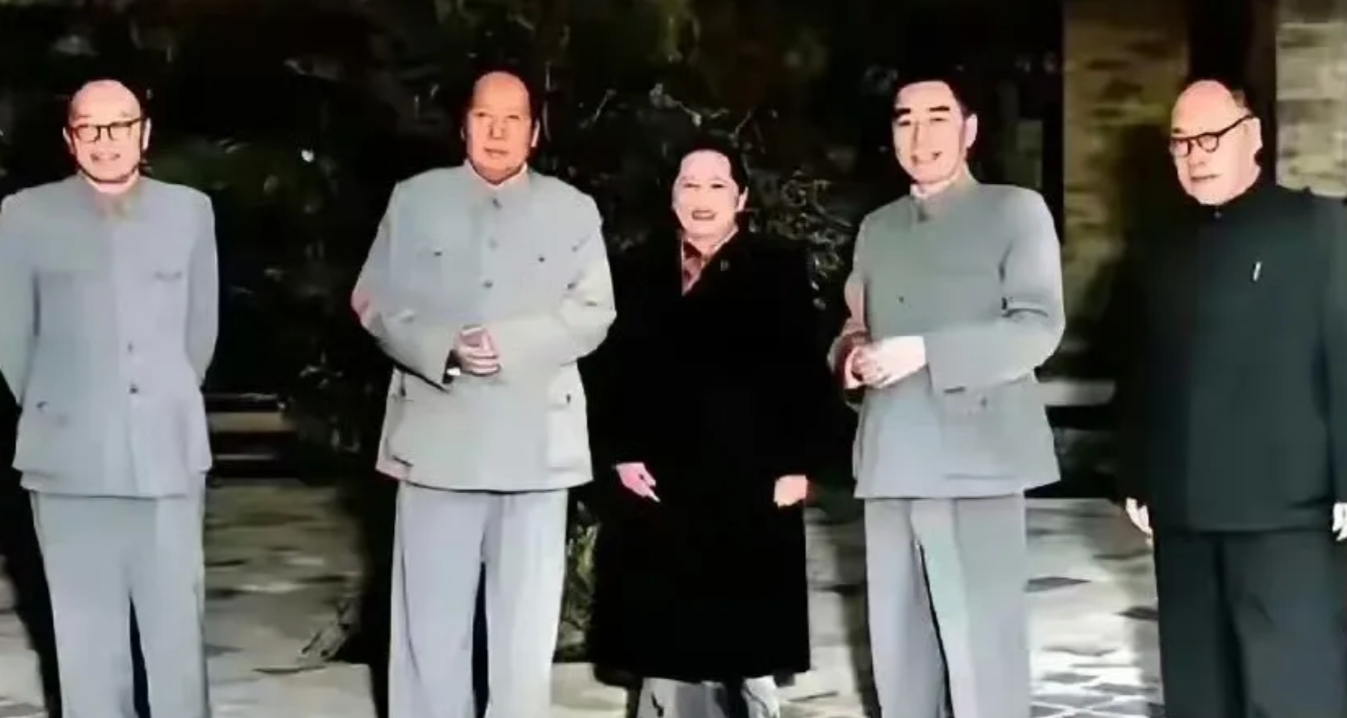 五位老领导只认识四位，谁告诉我站在毛主席右边的是谁？