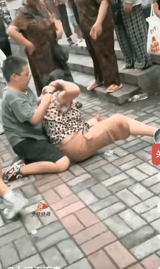 谁家奶奶不娇贯孙子孙女？看到过几个打奶奶的，这孩子就是胎里坏！太伤老人心了。
看