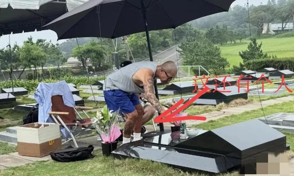 好家伙！祭拜逝者我只知道要么站着，要么跪着，头一次见打个遮阳伞，坐个休闲椅在墓地