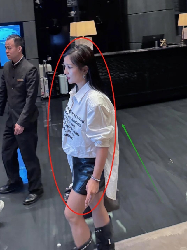 何洁太会整活了！
互联网算是被她玩的明明白白！
过气明星都向她学习就对了，因为