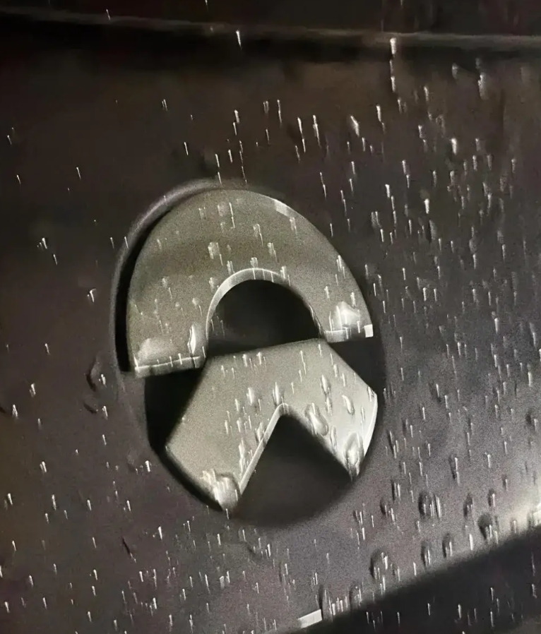 这下终于可以不用担心蔚来会跑路了！

不知是村里对新能源汽车照顾，还是蔚来李斌的
