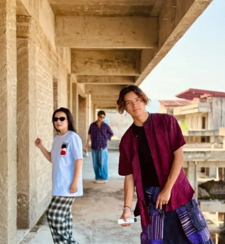龚琳娜晒照，18 岁儿子尽显雅酷少年感，母子旅游超有爱