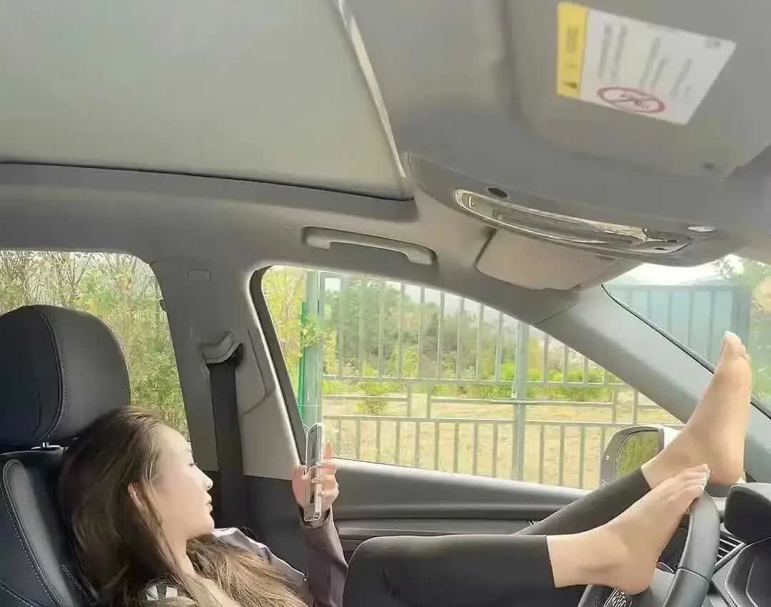这车市奥迪A6吧，有认识的吗？
