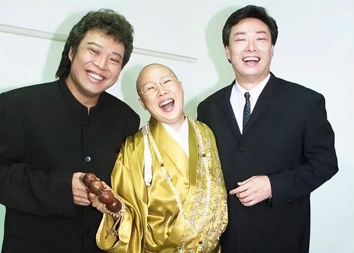 费玉清一生未婚，却攒下了20亿财产，身边空无一人的他，只有一只陪了他16年的老狗