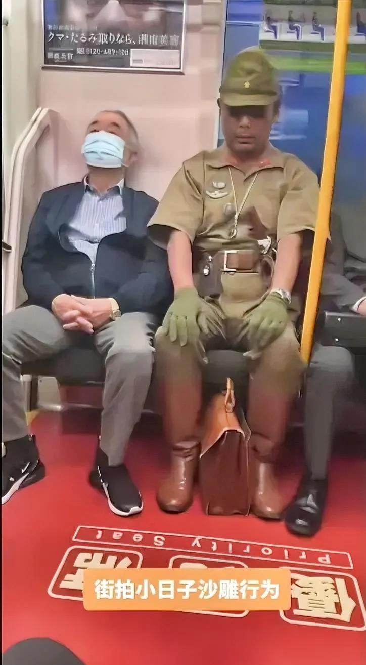 这是在日本地铁里面一个日本兵打扮模样的人，他们一般就是日本右翼分子，有很深的侵略