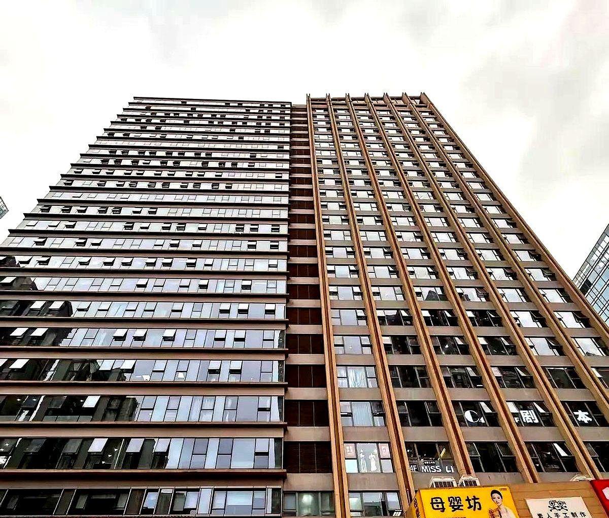 江西的就业环境还是非常差的，就在赣州这个地方，这栋楼里的小公司扎堆，多得数不清。