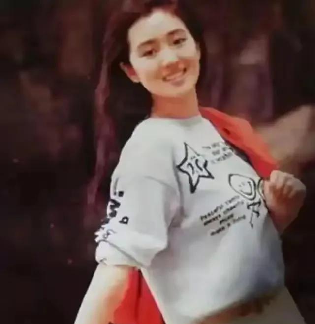 巩俐和章子怡比美！巩俐漂亮，巩俐自带一种喜庆，笑容甜美，气质典雅，落落大方，妥妥