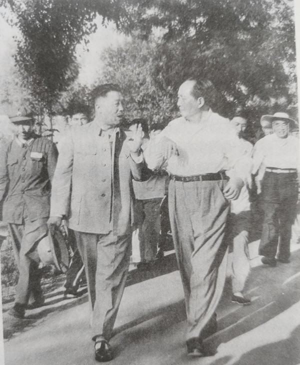 1964年，贺龙陪毛主席进入练兵场，身后戴着帽子的是朱老总。贺龙走起路来，显得非