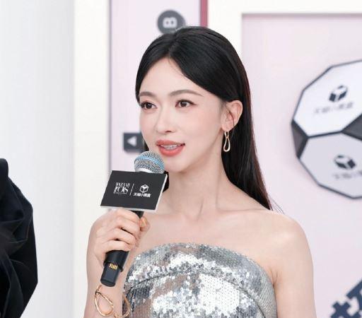 吴谨言产后首个红毯，身材不变，根本看不出刚生完孩子！
时尚芭莎年度派对，吴谨言身