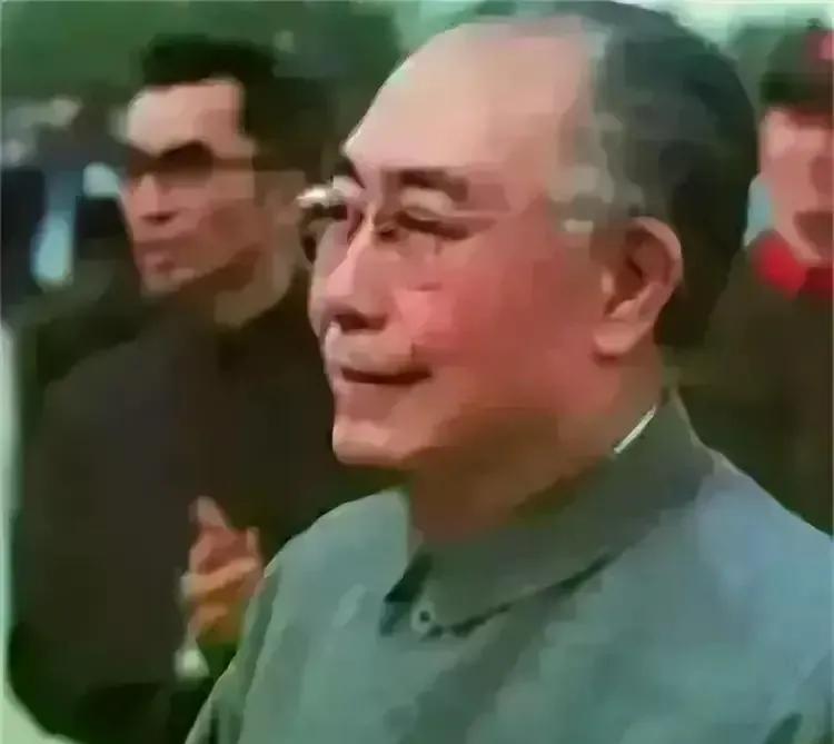 退休老干部吴德在1992年的一天，正坐在家里看电视。
新闻里曝光了某些官员贪污腐