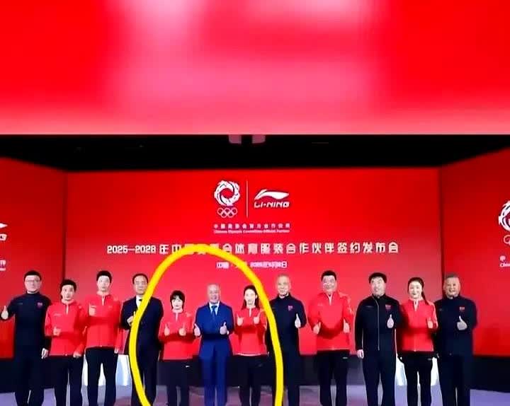 今天最让人动容的，是婵宝的回应。

恐怕连李宁自己都没想到，短短一个站位动作