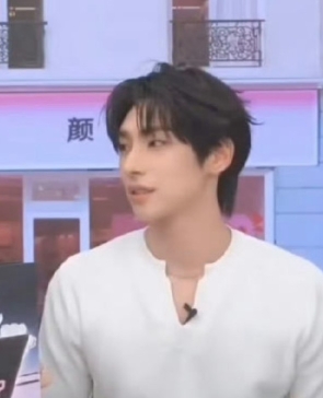 颜安直播剧透，李佳琦理货时偷进厨房做小龙虾。