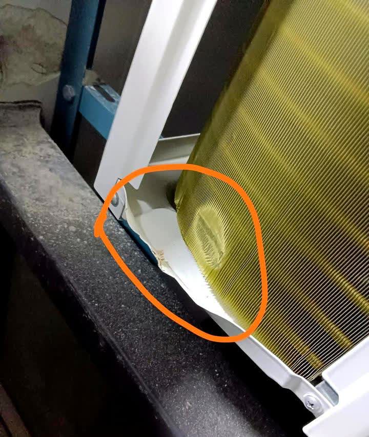 网购了一台挂机空调，说是免费包安装的。

到货后店家安排师傅给我安装，安装完