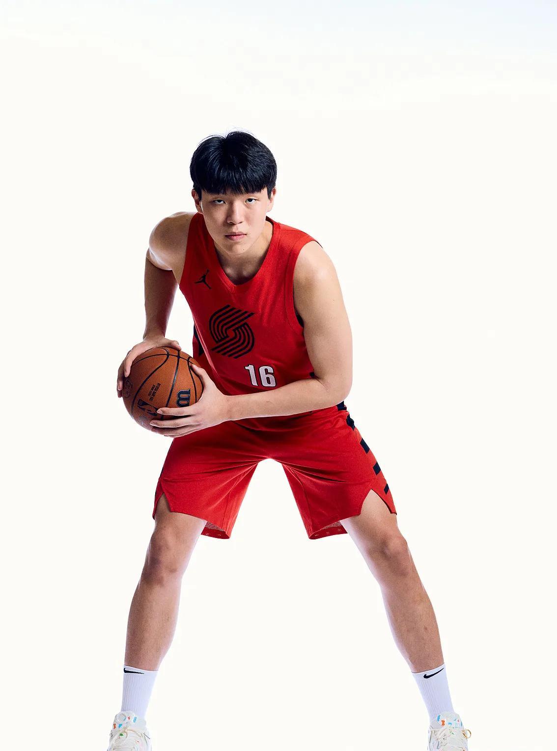 杨瀚森NBA首秀预测：场均6+4+2？开拓者“中国魔术师”能逆袭吗？  
20岁