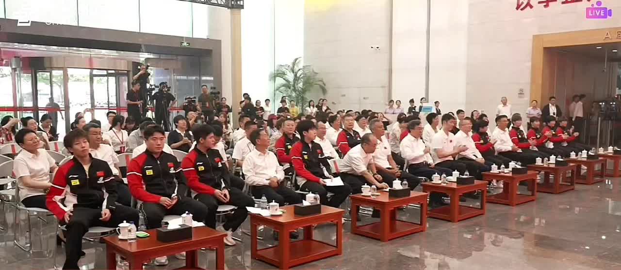 通过座位来判断领军人物！
  女的实至名归，无论世界排名、打的一单硬战、单打成